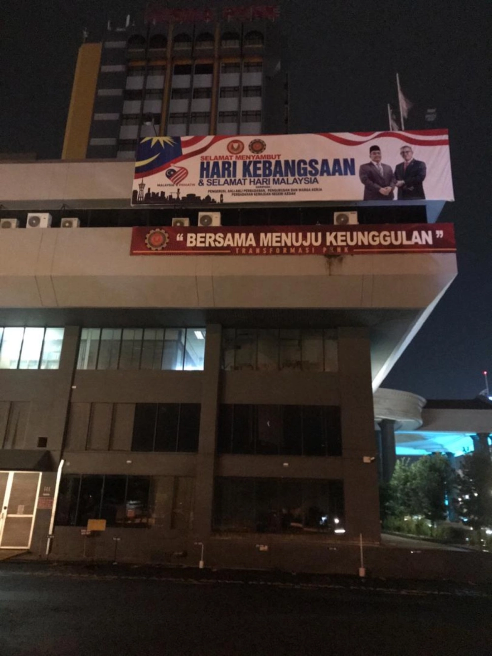 PAPAN IKLAN 40' x 4'