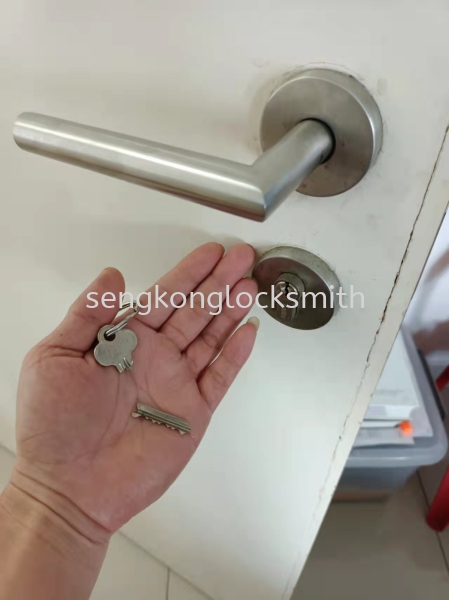 The key is broken in the door lock Repair Lock Selangor, Malaysia, Kuala Lumpur (KL), Puchong Supplier, Suppliers, Supply, Supplies | Seng Kong Locksmith Enterprise