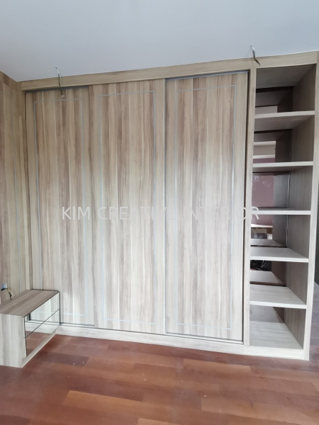 Sliding Door Wardrobe c/w Display Built-In Wardrobe Bedroom Design Selangor, Malaysia, Kuala Lumpur (KL), Seri Kembangan Service | Kim Creative Interior Sdn Bhd