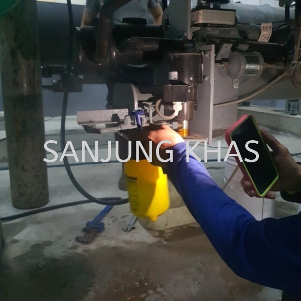 General Oil Change for 23XRV Carrier Water Cooled Chiller  Chiller Repair and Services Selangor, Malaysia, Kuala Lumpur (KL), Shah Alam Repair, Maintenance, Service | Sanjung Khas Sdn Bhd