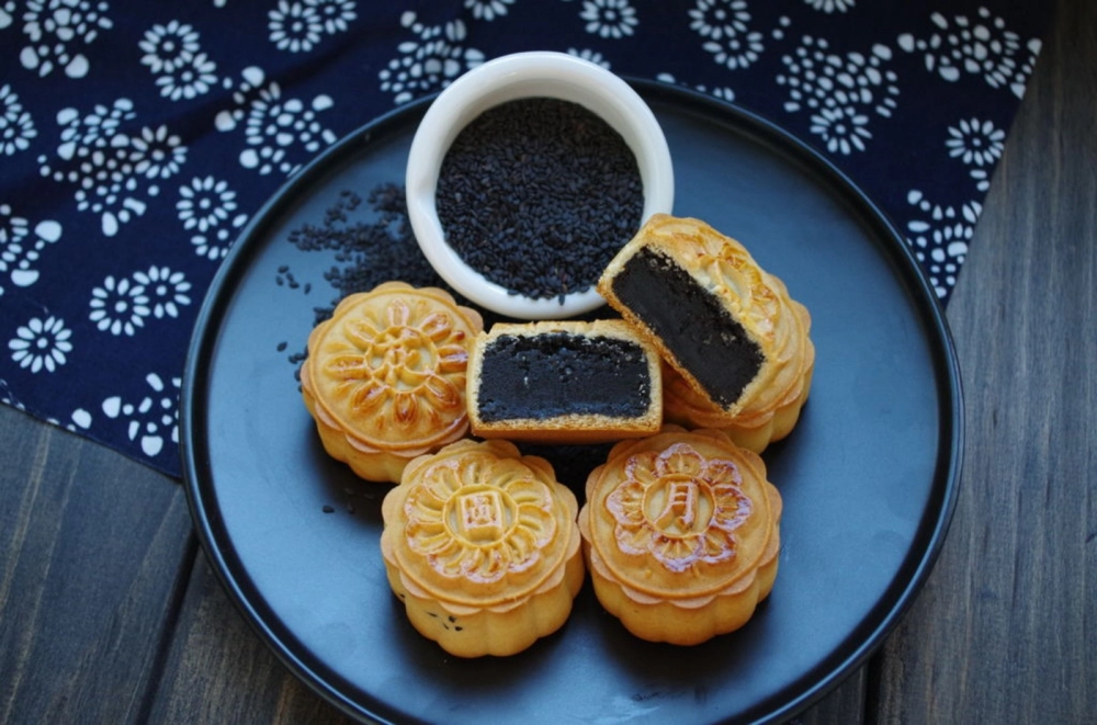 爱厨房的幸福之味: 金翡翠黑芝麻月饼（云石馅 50g） Pandan Lotus Paste & Black Sesame Paste MOON CAKE（Marble 50g）