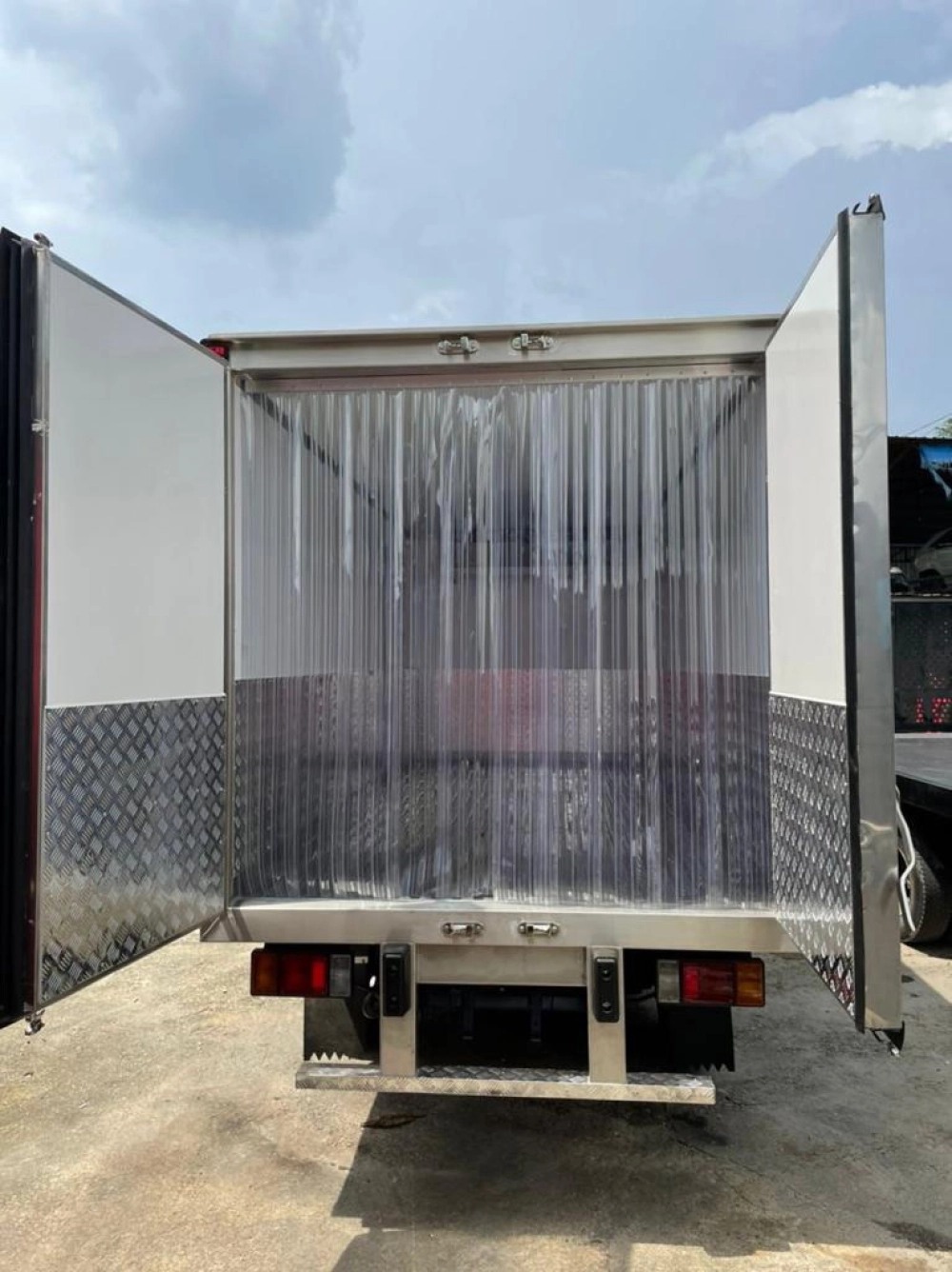 1 Ton  Refrigerated Box