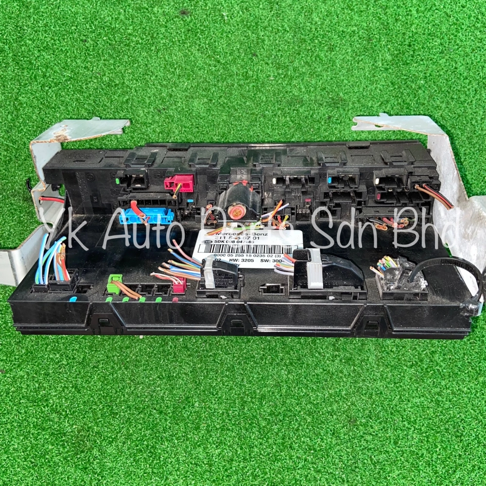 Mercedes Benz W211 CLS (C219) 2005 Fuse Box 211 545 67 01 Used