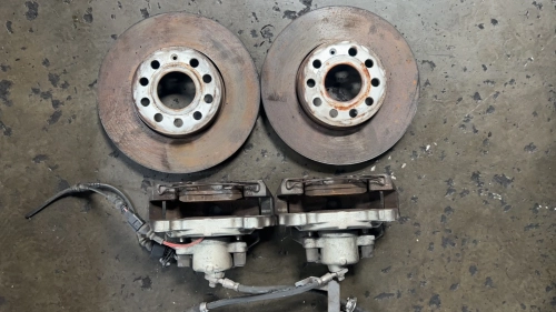 VOLKSWAGEN PASSAT FRONT DISC CALIPER SET