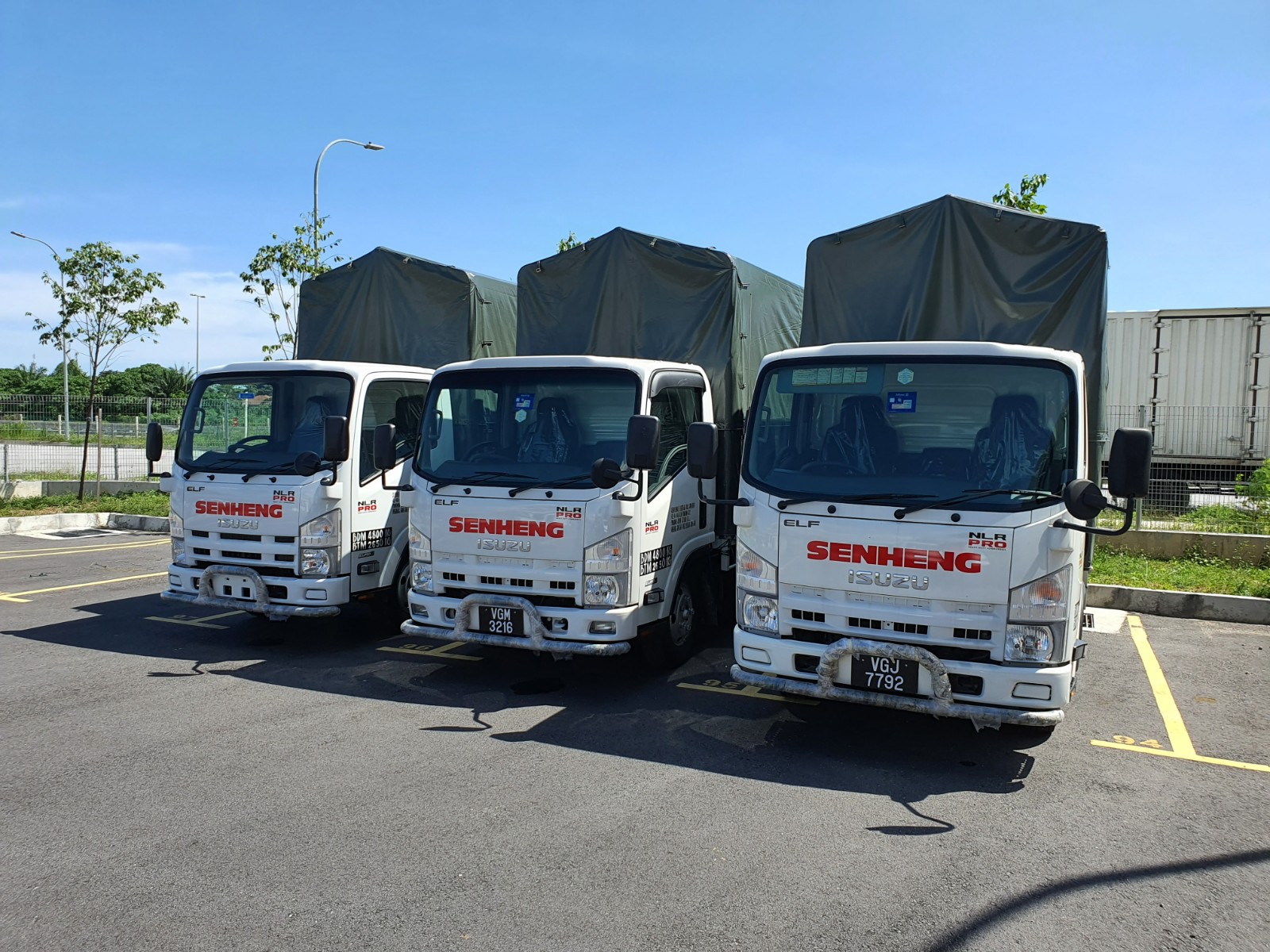 1 Ton Isuzu NLR85 c/w Wooden Cargo & Canvas