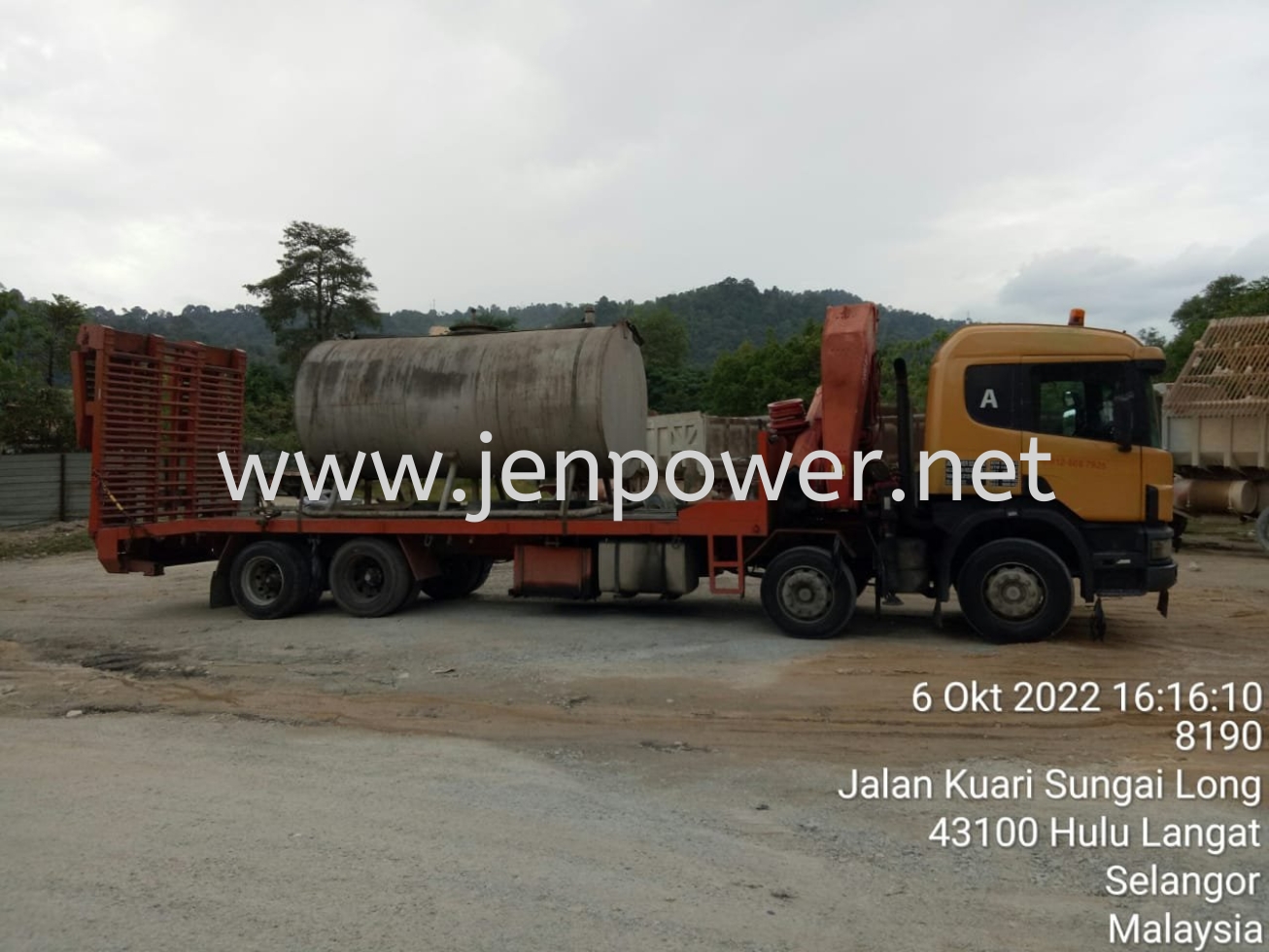 Lorry Crane Rental for Relocation Oil Tank