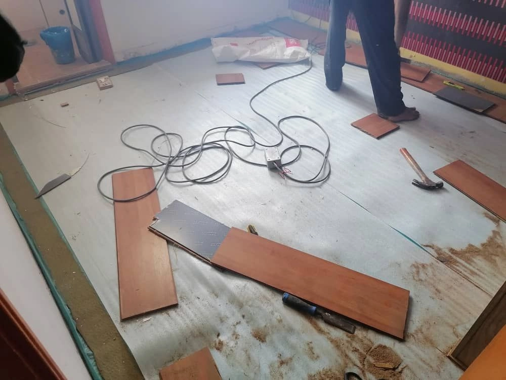 REMOVE LAMINATED FLOORING