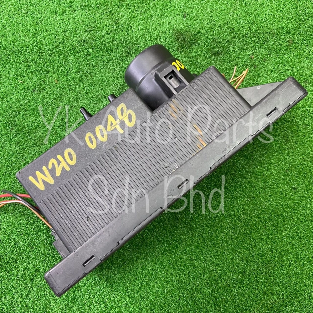 MERCEDES-BENZ W210 E200 1996 CENTRAL LOCKING VACUUM PUMP USED 2108000048