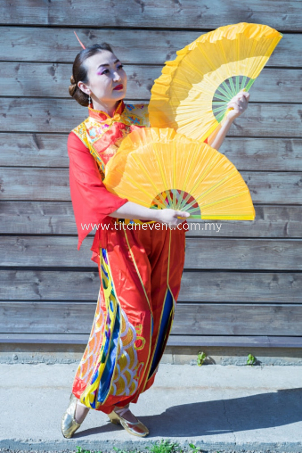 Fan Dance: Art of Graceful Elegance in Chinese Tradition