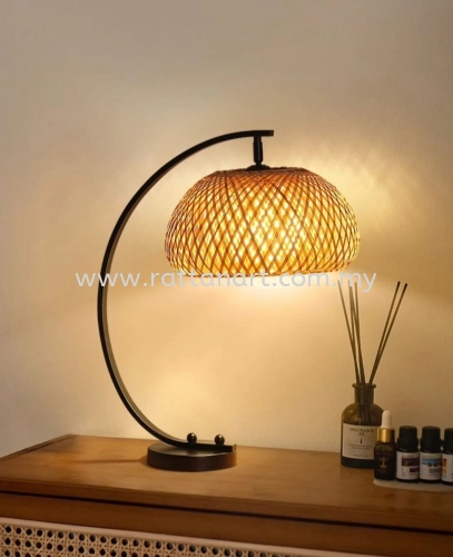 RATTAN TABLE LAMP