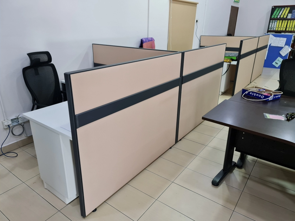 L-Shape Manager Table With Aluminium Front Panel and Drawer｜Office Table Penang