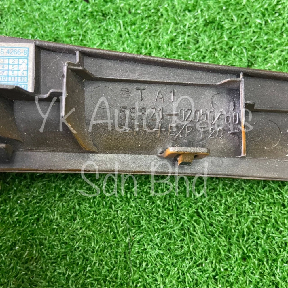 TOYOTA ALTIS 2003 CONSOLE BOX & BRAKET USED 58821-02050