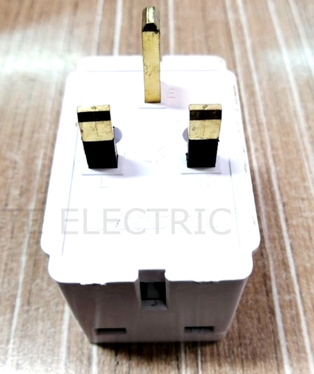 UK 13A 250V PLUG IN TYPE THREE WAY ADAPTOR