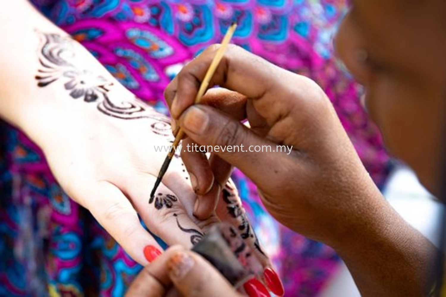 Henna Painting: Explore Ancient Traditions with Modern Expression