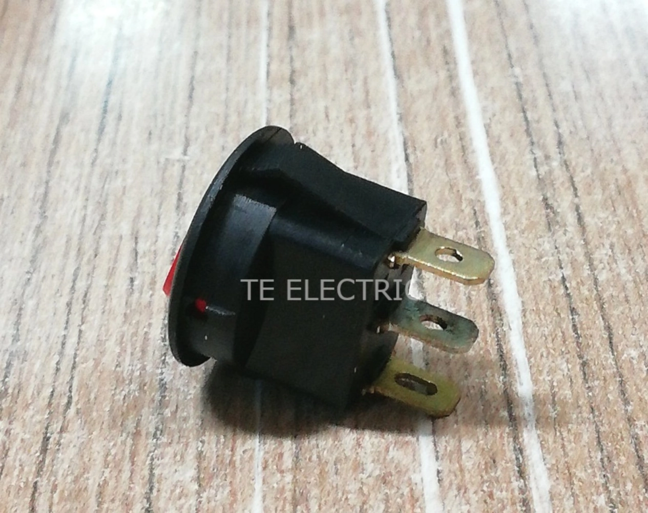 3T DC / AC ROUND ROCKER SWITCH WITH RED ILLUMINATION (RED)