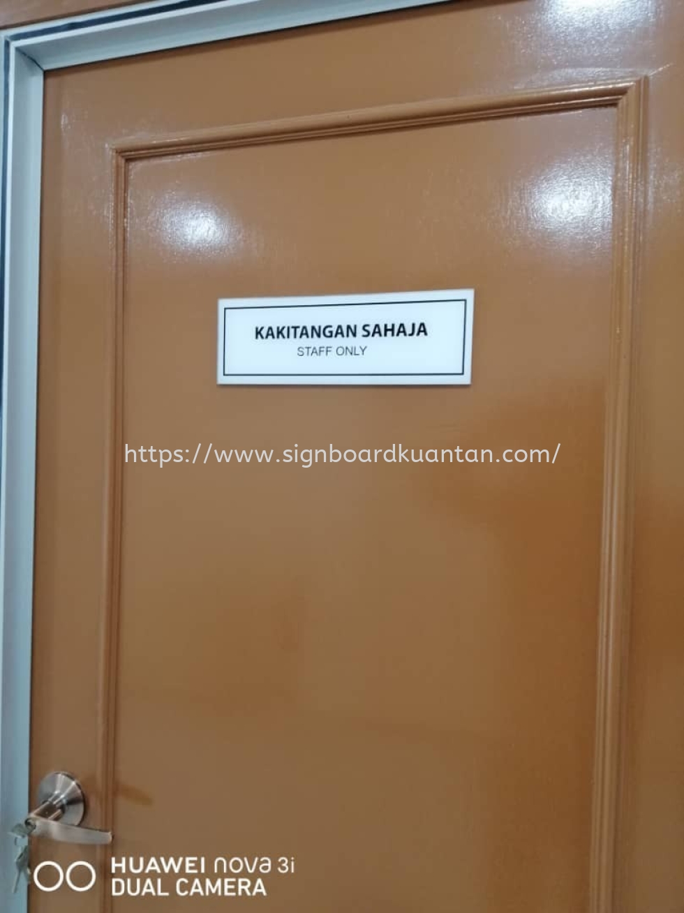 DOOR SIGANGE ACRYLIC SIGNAGE AT KUANTAN PAHANG MALAYSIA