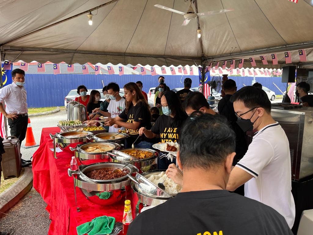 Bersarapan Dengan Trio by Setia