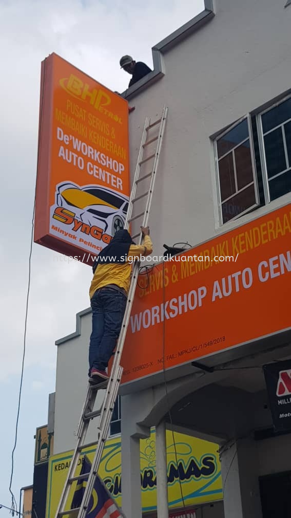 DE'WORKSHOP AUTO CENTER LIGHTBOX AT KUANTAN GAMBANG