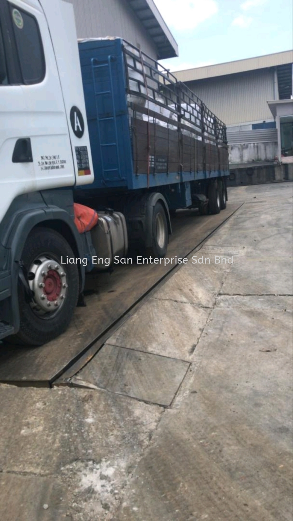 PROVIDE RENTAL OF 40FOOT TRUCK HIGH GATED CARGO 