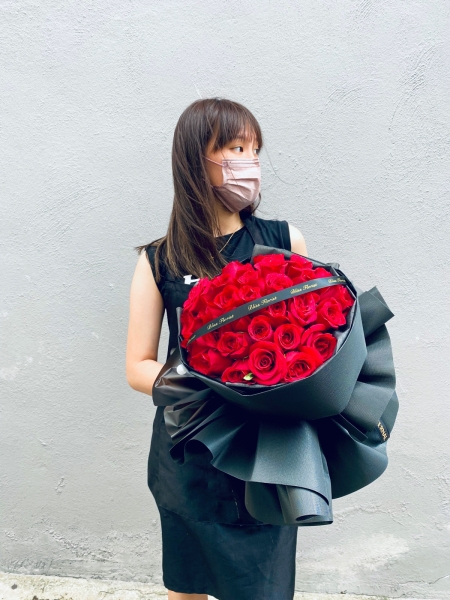 Be My Gem (White/Black Wrapper) Roses Bouquets -Fresh Flowers  Melaka Retailer, Services | BLISS FLORIST