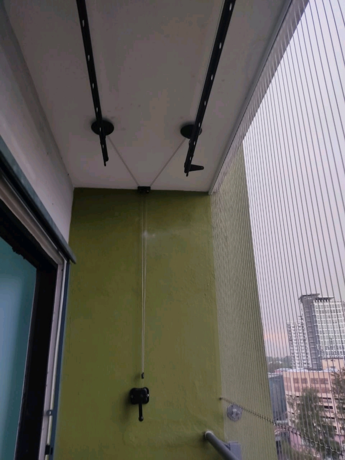 Handlifted clothes hanger 