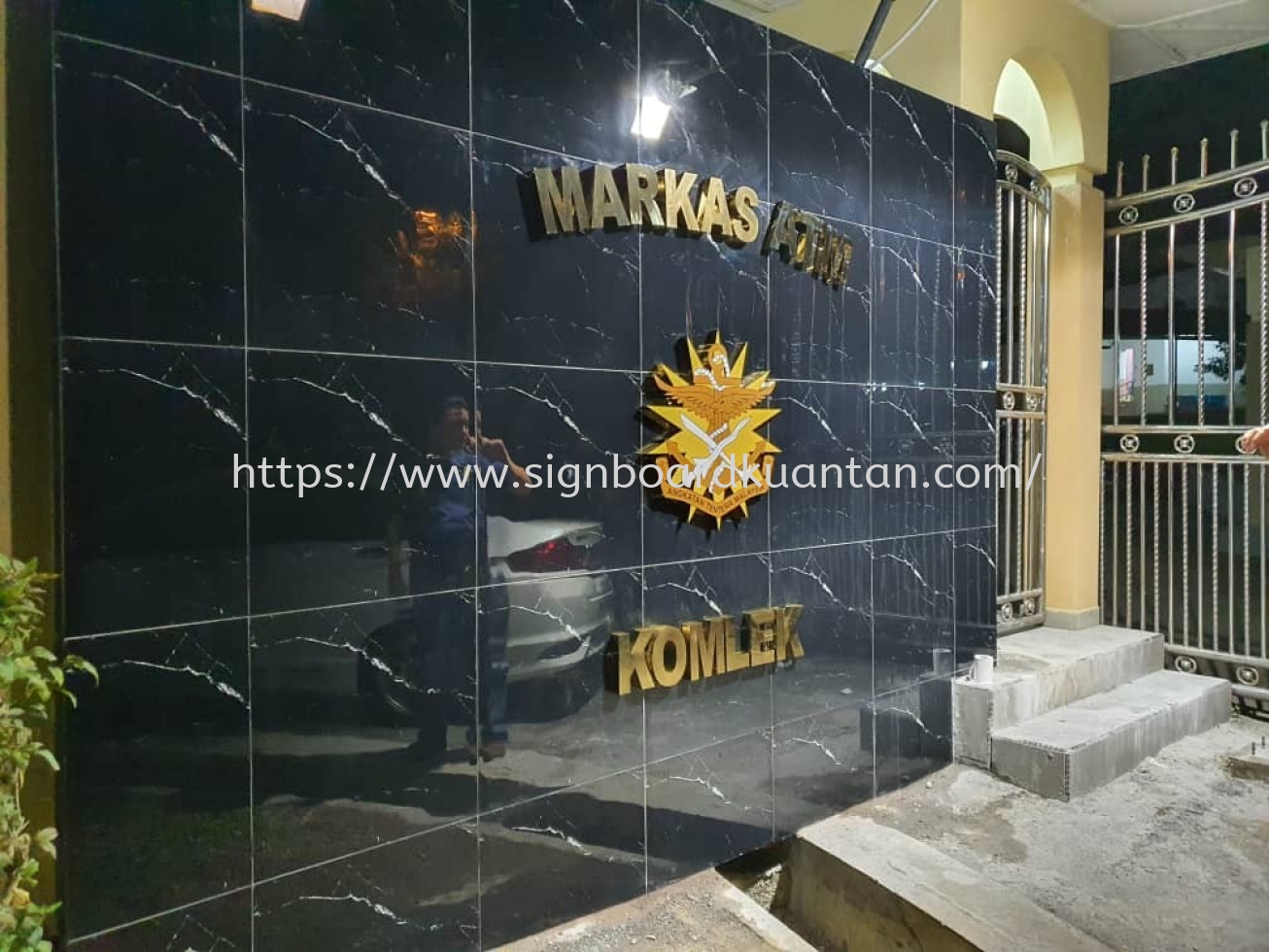 MARKAS ATM KOMLEX OUTDOOR STAINLESS STEEL 3D LETTERING SIGNAGE AT KUANTAN AIR PUTIH 