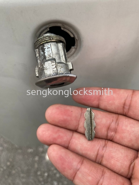 The car key is half broken in the door lock Repair Car Lock Selangor, Malaysia, Kuala Lumpur (KL), Puchong Supplier, Suppliers, Supply, Supplies | Seng Kong Locksmith Enterprise