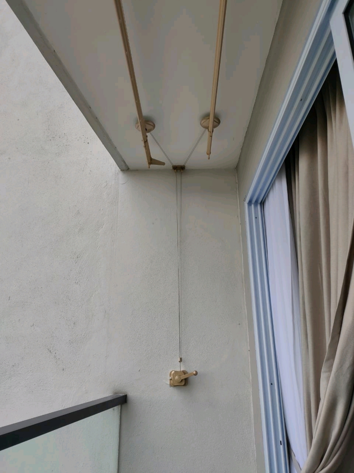Handlifted clothes hanger 