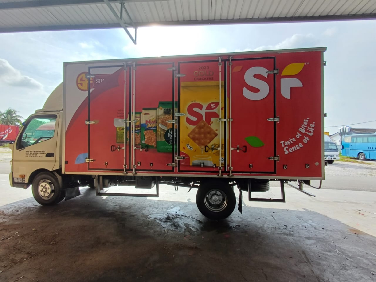 PROFESSIONAL LORRY STICKER WRAPPING SERVICE AT CHOW KIT | PETALING STREET | FEDERAL HILL | KL ECO CITY | TAMAN CONNAUGHT