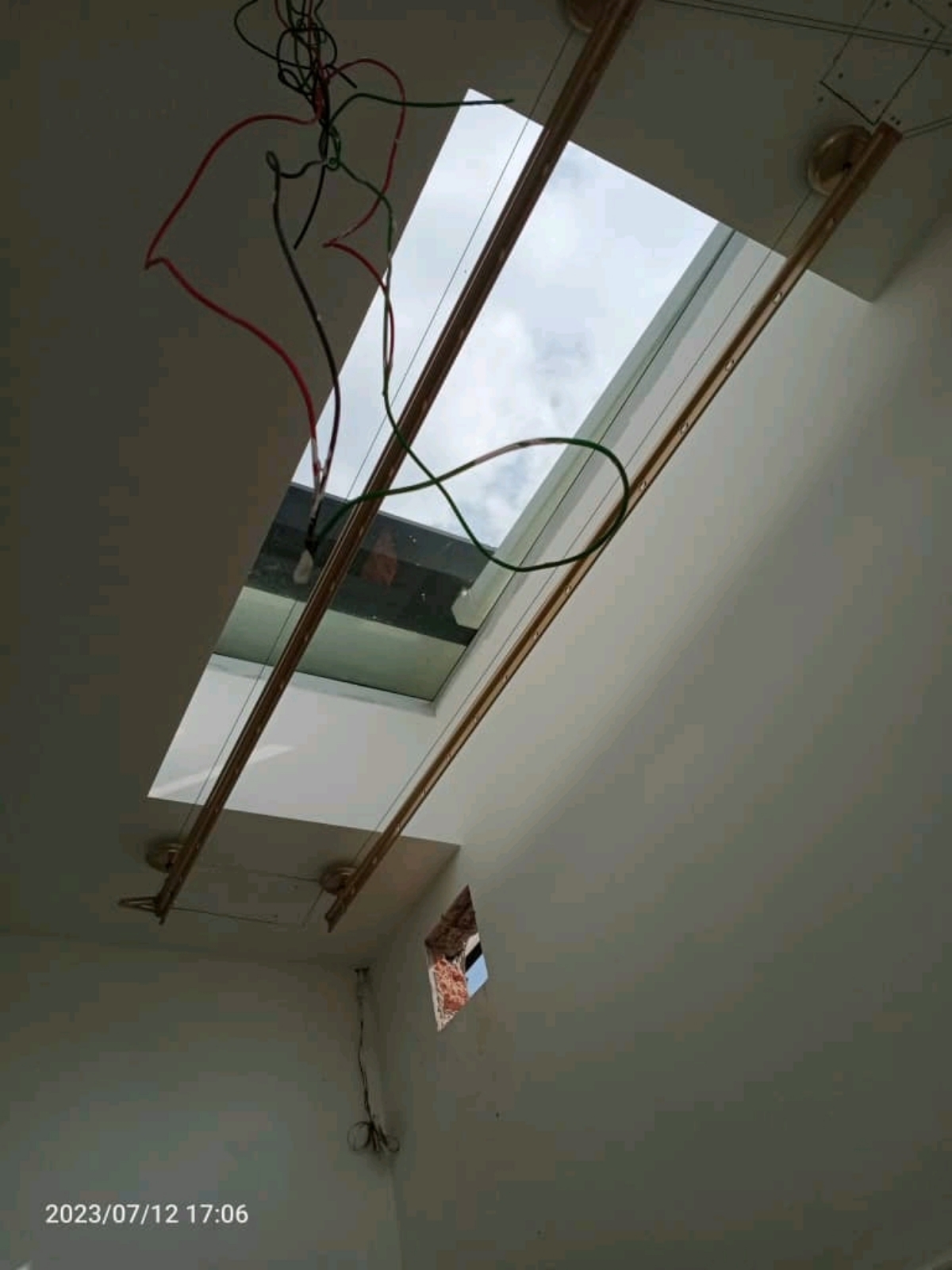 Handlifted clothes hanger for glass roof