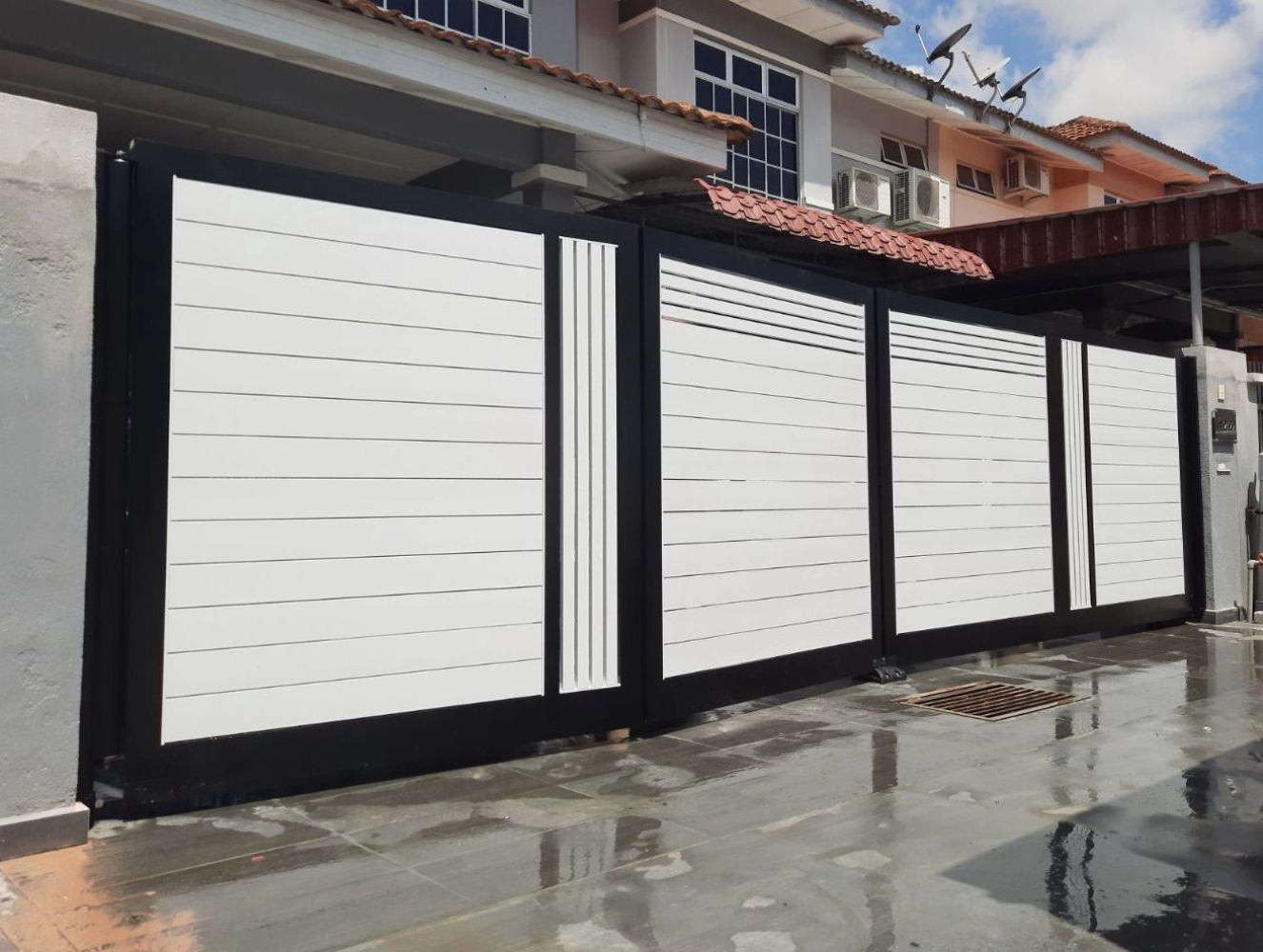 Modern Trackless Folding Gate In Johor Bahru / JB