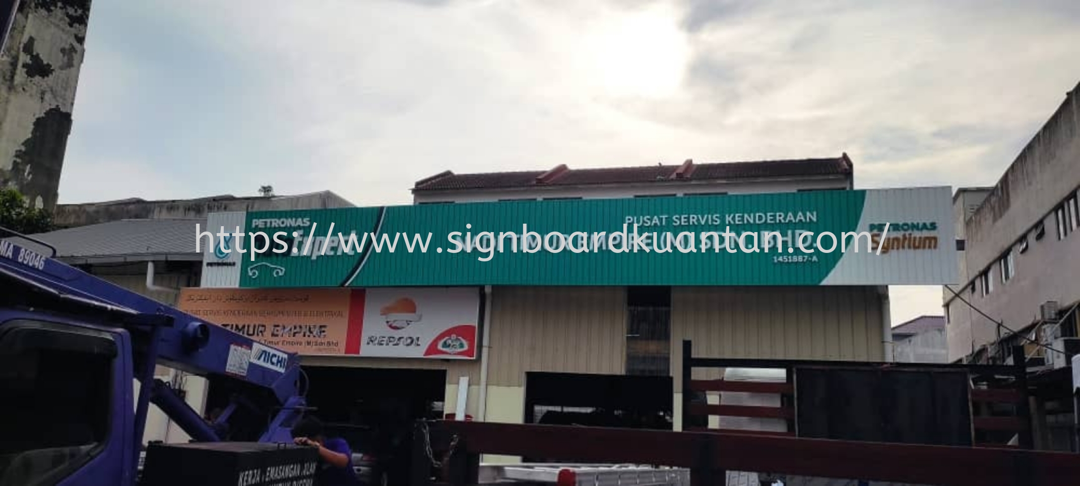 PETRONAS OUTDOOR ALUMINIUM PANEL BASE WITH PVC FOAM BOARD 3D BOX UP LETTERING SIGNAGE SIGNBOARD AT CHUKAI, KIJAL, KERTEH, KEMASIK, TELUK KALUNG, BANDAR SERI BANDI, JABUR, RANTAU PETRONAS KEMAMAN TERENGGANU MALAYSIA