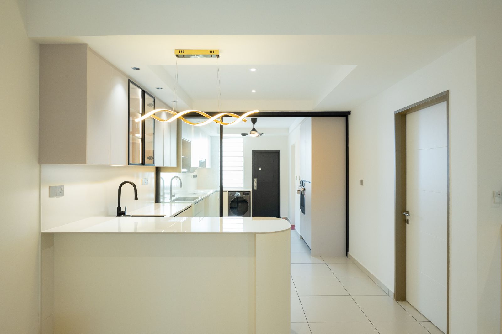 Kitchen Island & Breakfast Counter