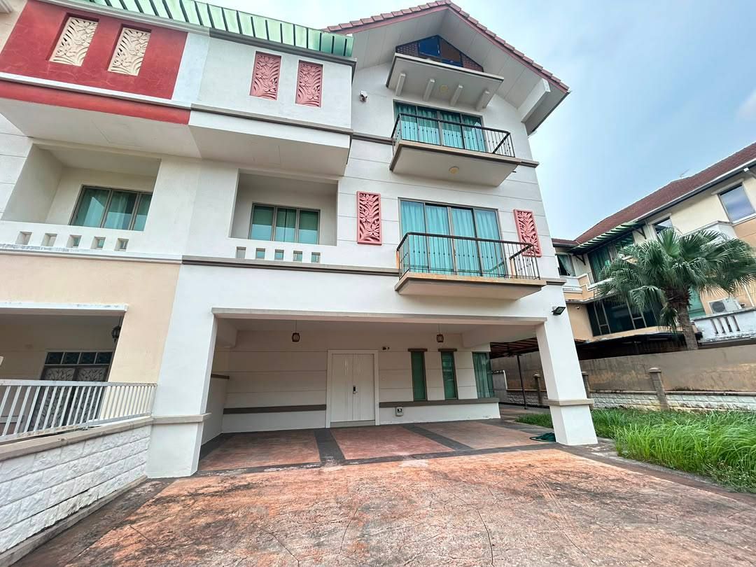 Austin Heights , Mount Austin @ 3-Storey Semi-Detached House FOR RENT