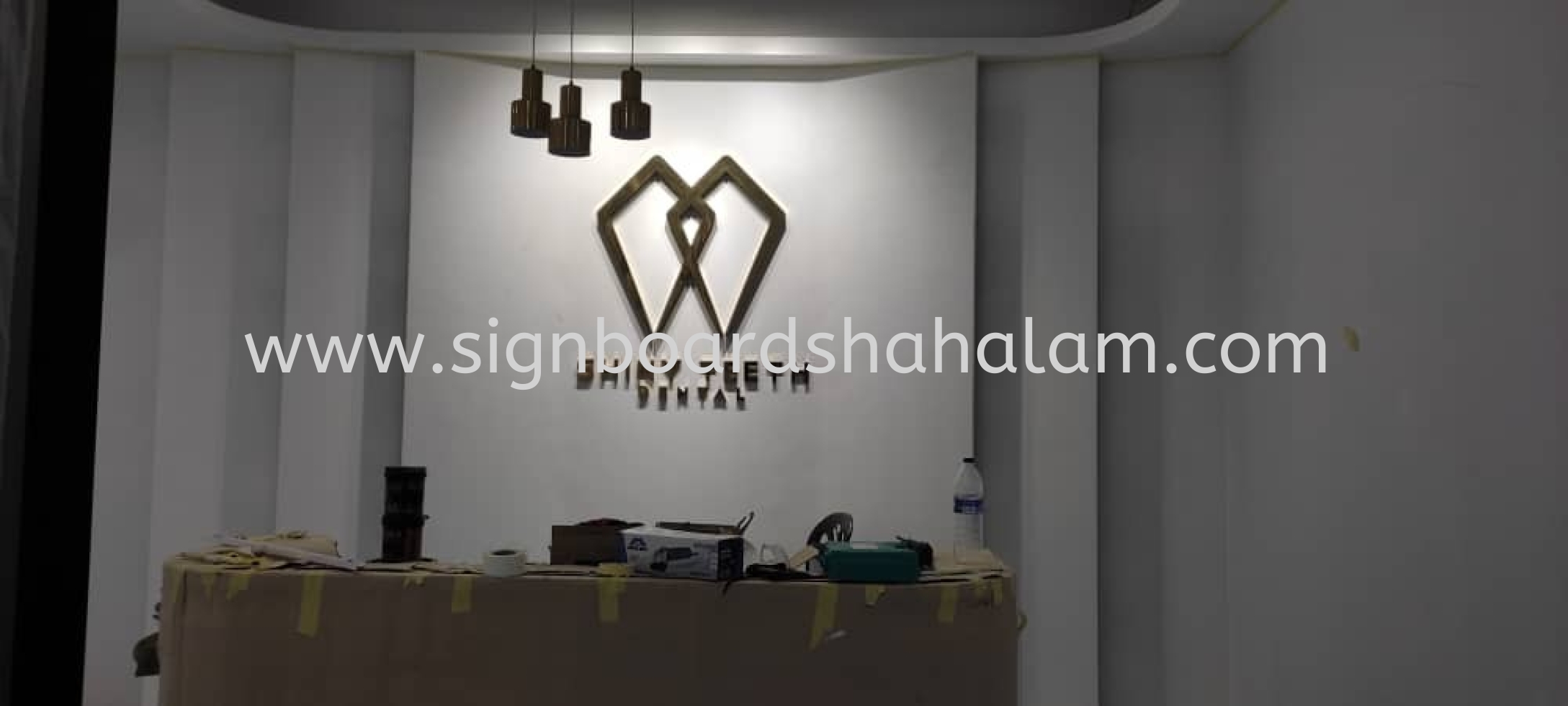 Klinik Pergigian Shiny Teeth Dental 3D Stainless Steel Gold Signage #3DLEDSignboard #Signage #3D Box Up Signage #Stainless Steel Signboard #3DSignboardMaker at Cyberjaya, Kuala Lumpur.