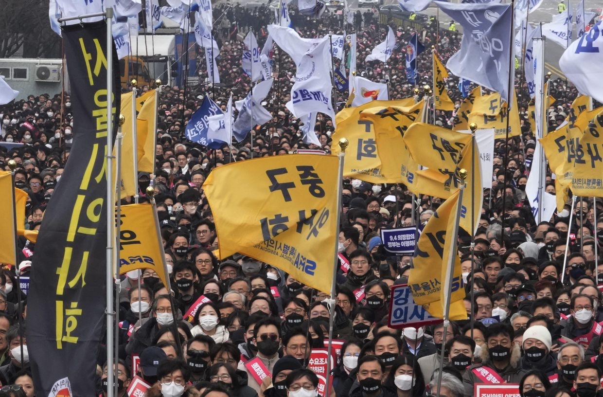 S. Korea sends license suspension notices to 4,944 striking doctors