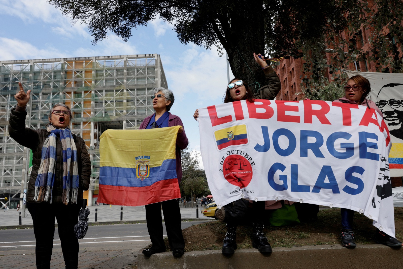 Honduras recalls top diplomat in Ecuador over Mexico embassy raid