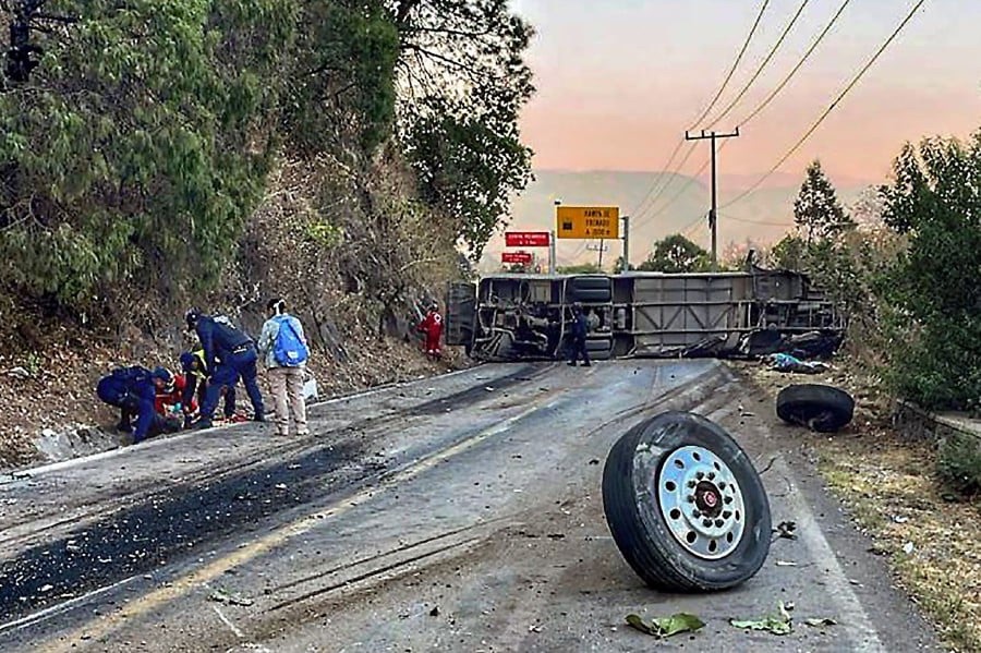 Mexico bus crash leaves 14 dead, 31 injured