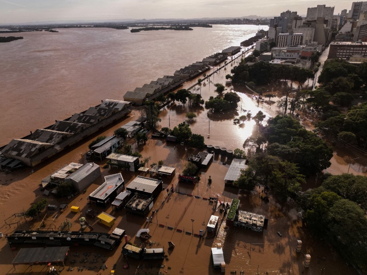 Deadly storms claim 100 lives, damage 100,000 homes in south Brazil