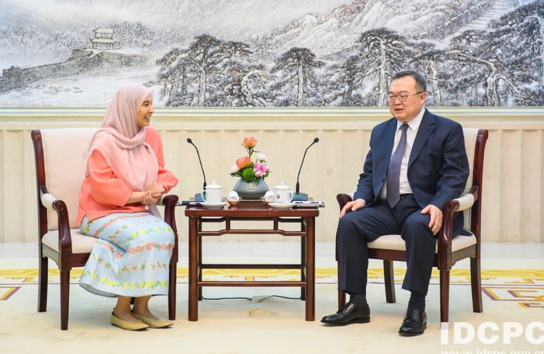 Chinese minister Liu Jianchao meets with PKR senior officials led by Nurul Izzah