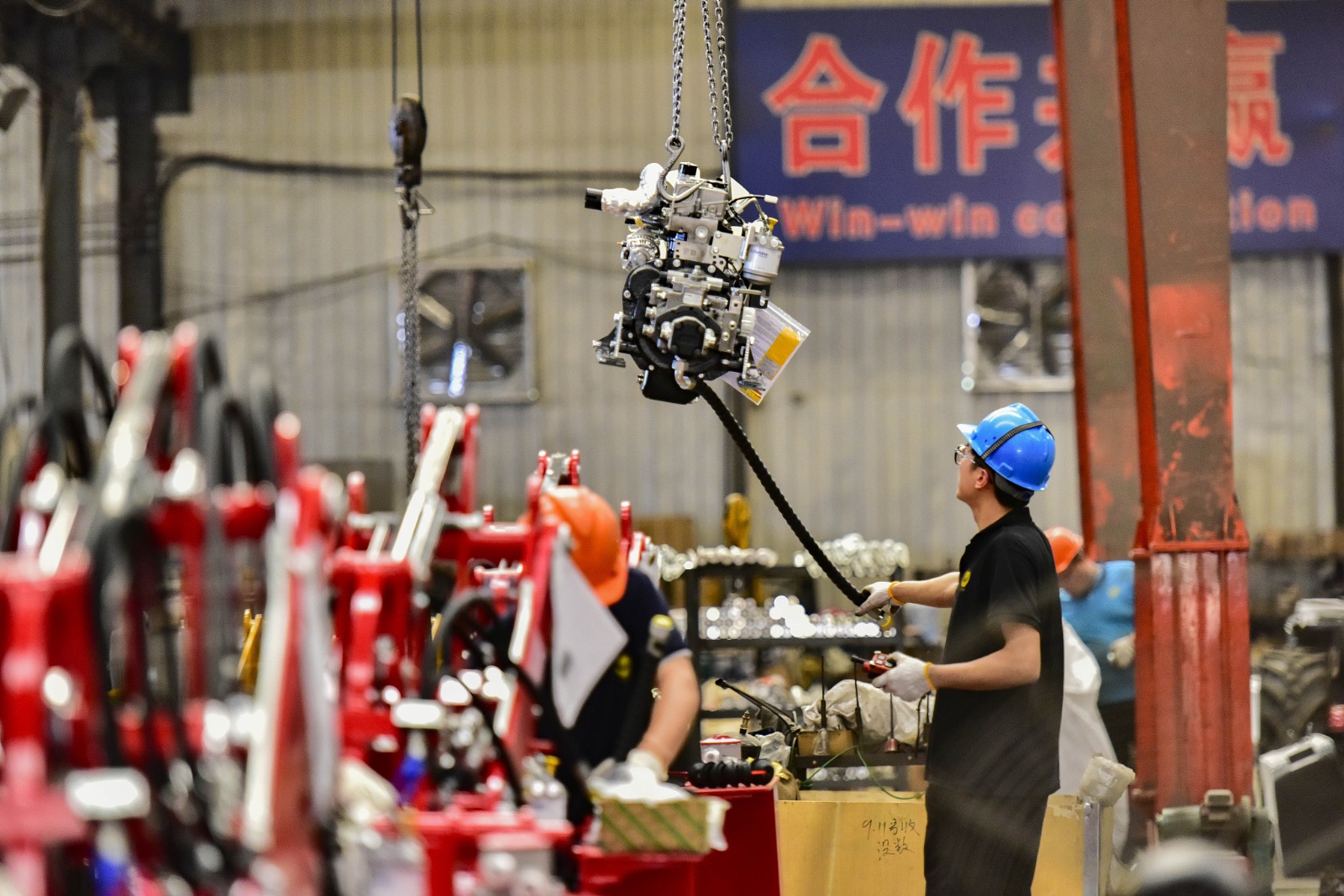China's industrial profits up 4.3% in January-April