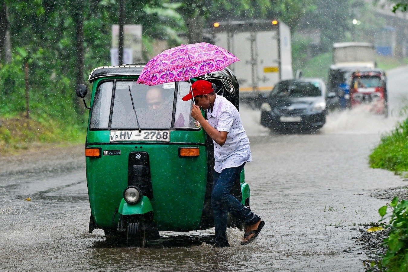 Floods and mudslides leave 10 dead and 6 others missing in Sri Lanka