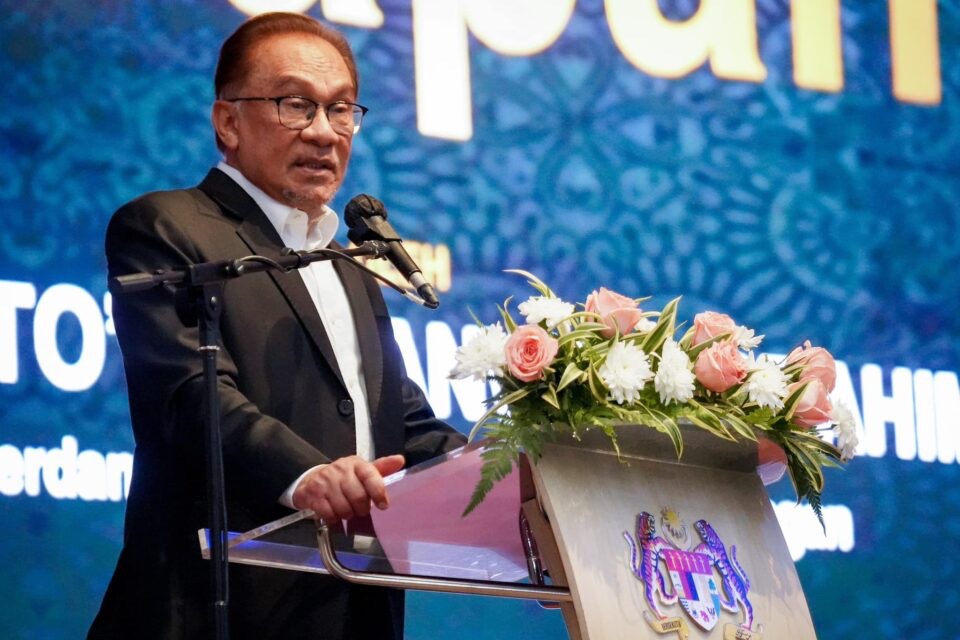 Take firm action against corruptors, PM Anwar told police
