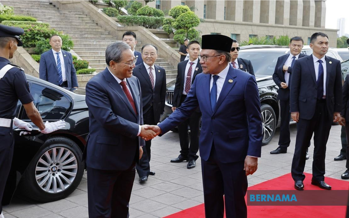 LI QIANG ACCORDED OFFICIAL WELCOMING CEREMONY AT DATARAN PERDANA
