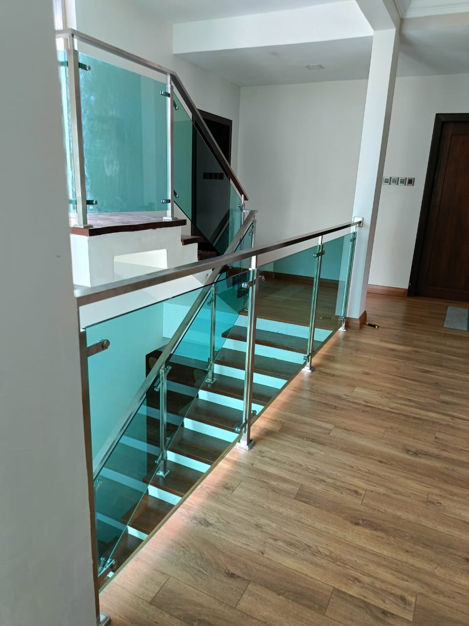 STAIRCASE GLASS RAILING