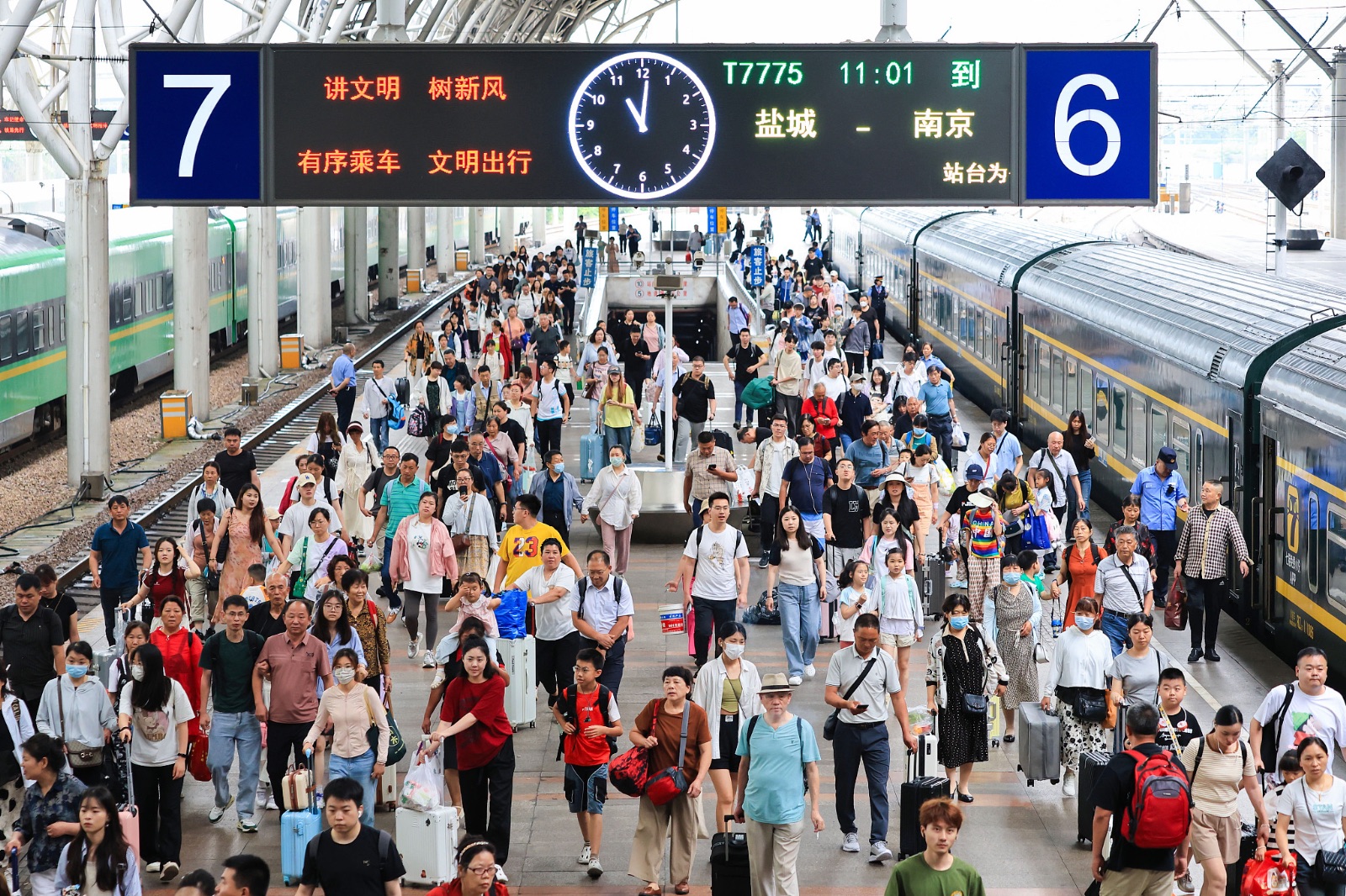 China sees consumption boom during the summer peak season, spurring economic vitality