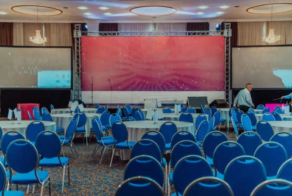 Sewa Peralatan Acara, Projek, Projektor, Panel LED dan Telekonferensi