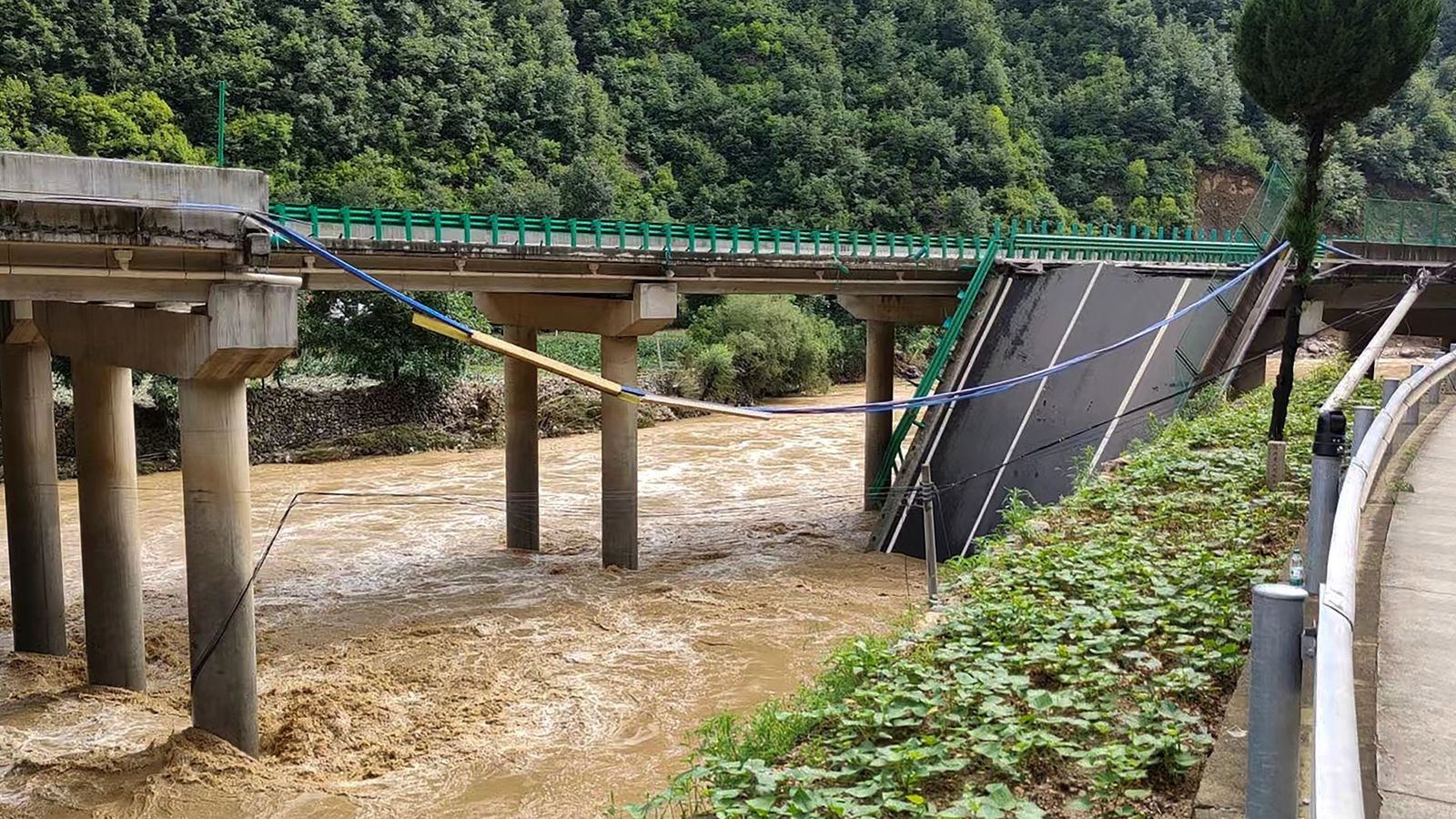 Death toll from bridge collapse in China's Shaanxi rises to 15