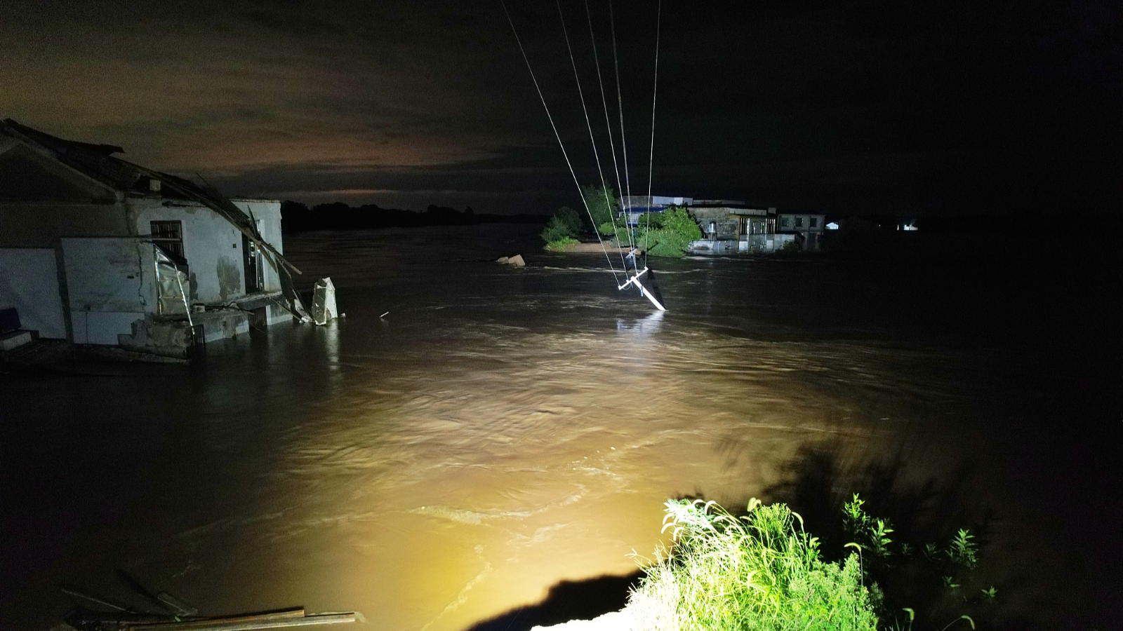 Thousands evacuated after dike breaches in central China