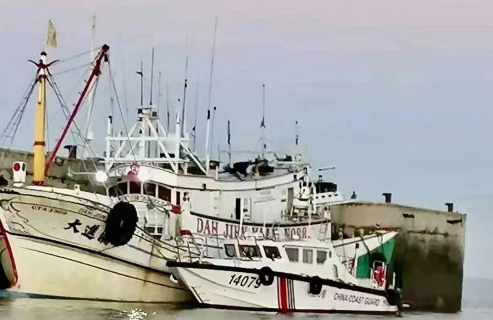Chinese Mainland sends back 4 crew members from Taiwan ship suspected of illegal fishing